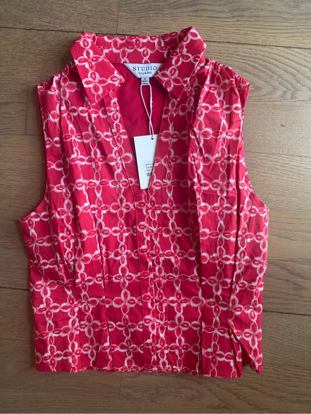 Studio Strut and Bolt Sleeveless Collared Tank in Red/white Geometric Print
